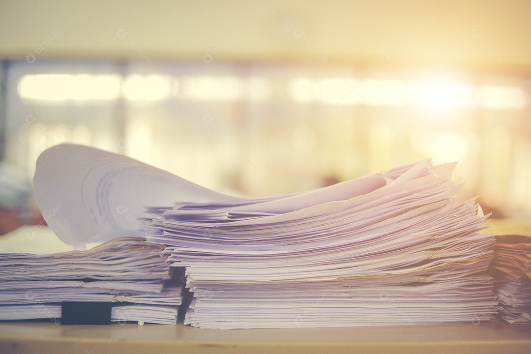 Mesa com uma pilha de papeis e documentos