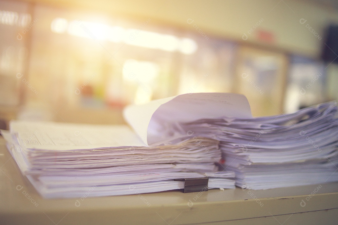 Mesa com uma pilha de papeis e documentos