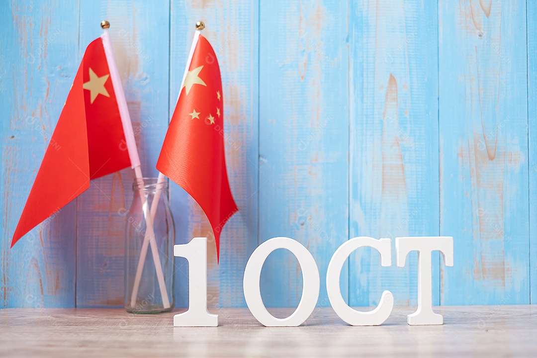 Texto de madeira de 1 de outubro com bandeiras da China.