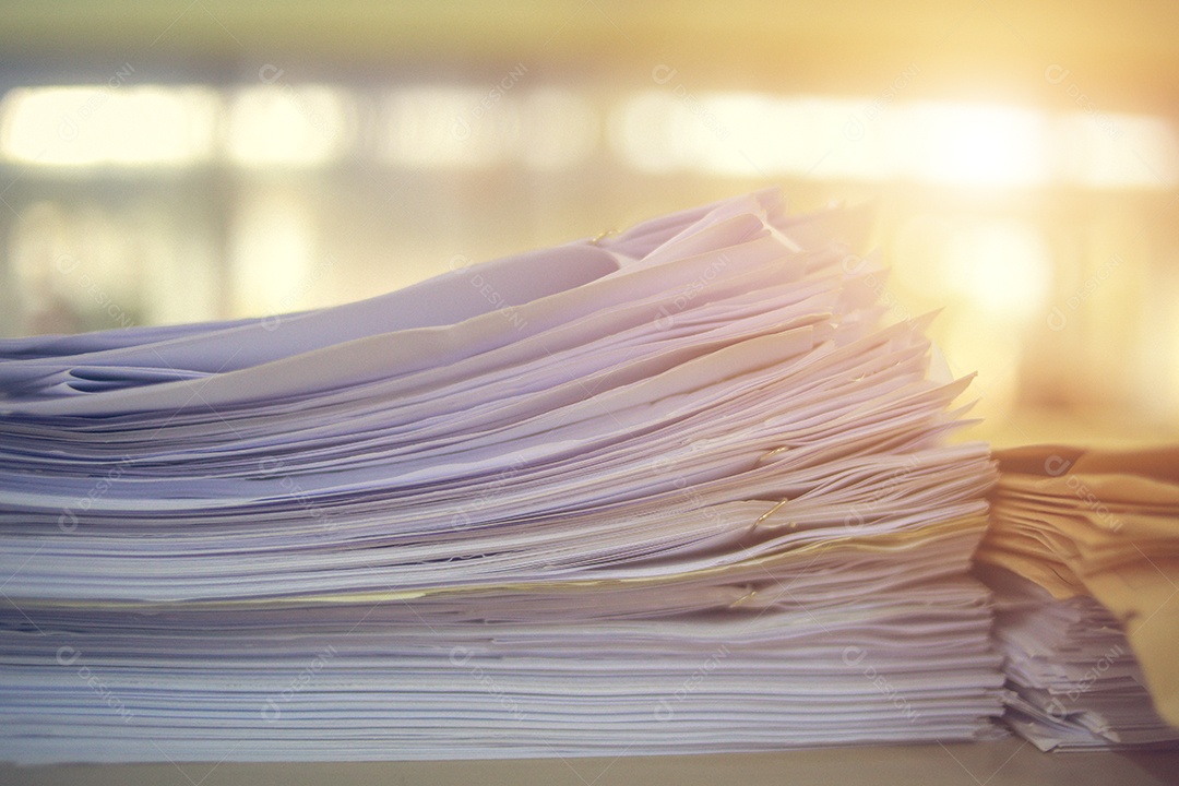 Mesa com uma pilha de papeis e documentos