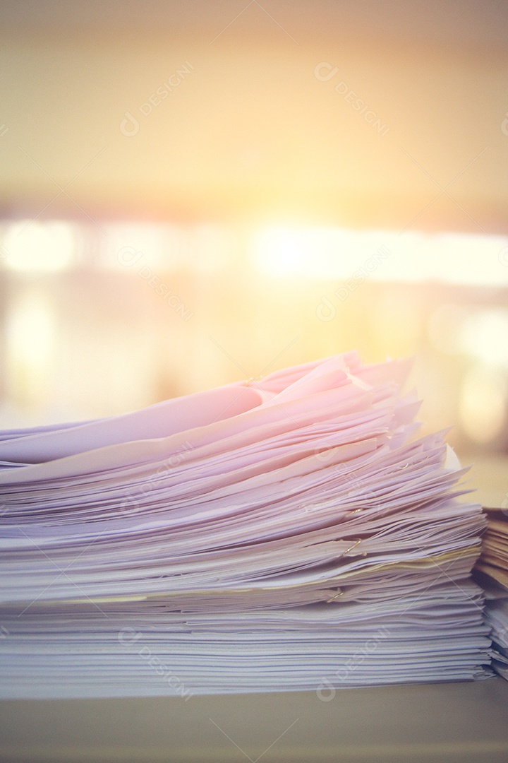 Mesa com uma pilha de papeis e documentos