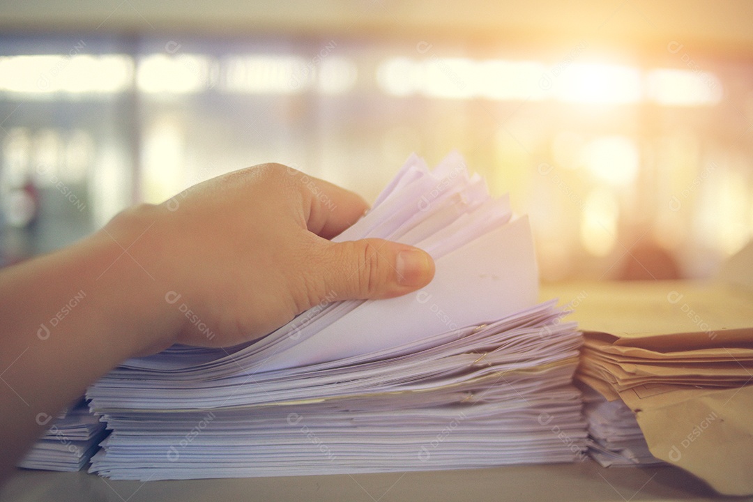 Mesa com uma pilha de papeis e documentos