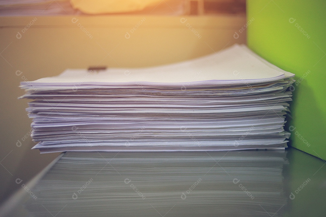 Mesa com uma pilha de papeis e documentos
