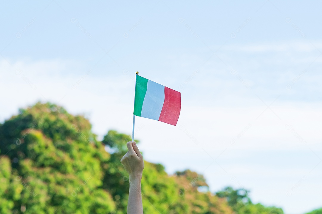 mão segurando a bandeira da Itália no fundo da natureza. Dia Nacional, República