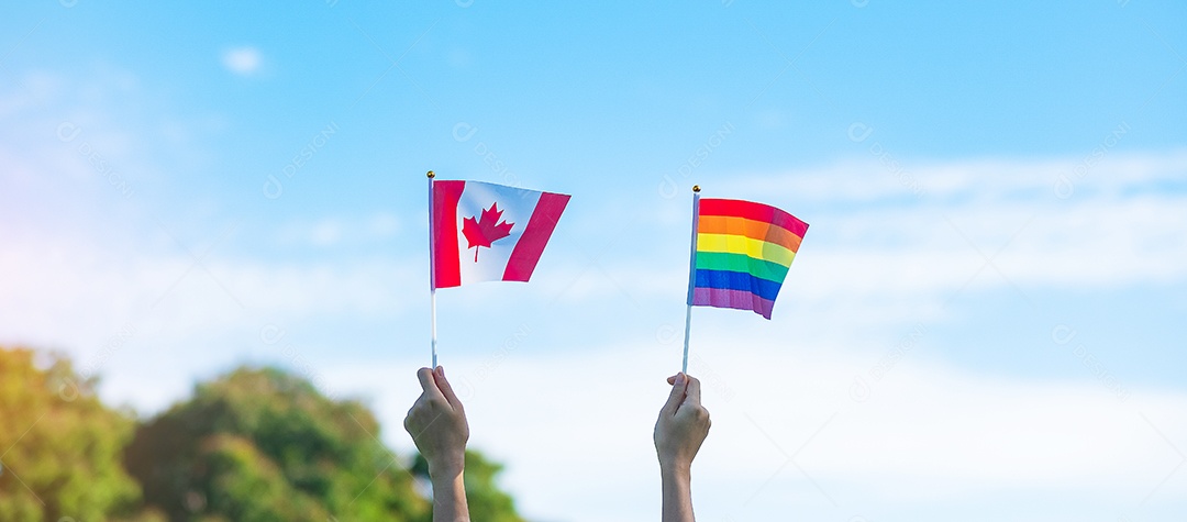 Mãos mostrando LGBTQ Arco-íris e bandeira do Canadá no fundo da natureza.