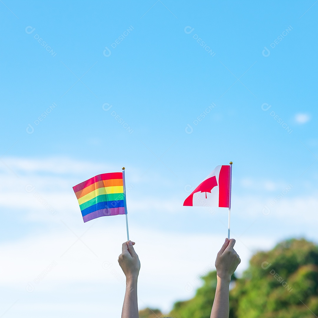 Mãos mostrando LGBTQ Arco-íris e bandeira do Canadá no fundo da natureza.