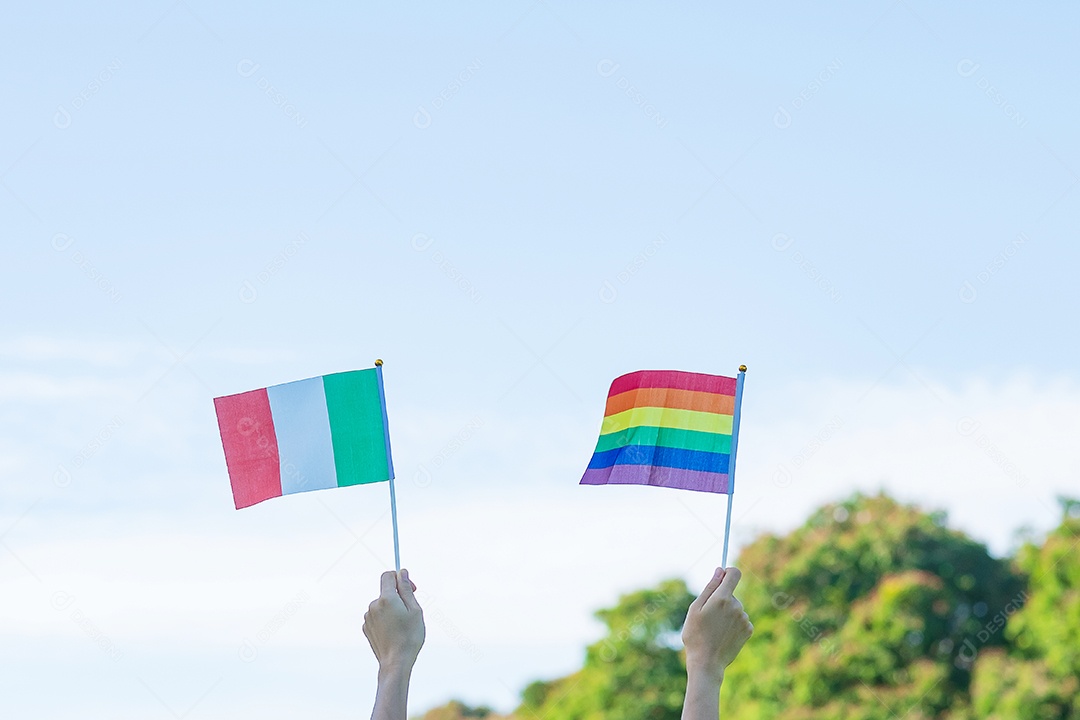 Mãos mostrando LGBTQ Arco-íris e bandeira da Itália no fundo da natureza.