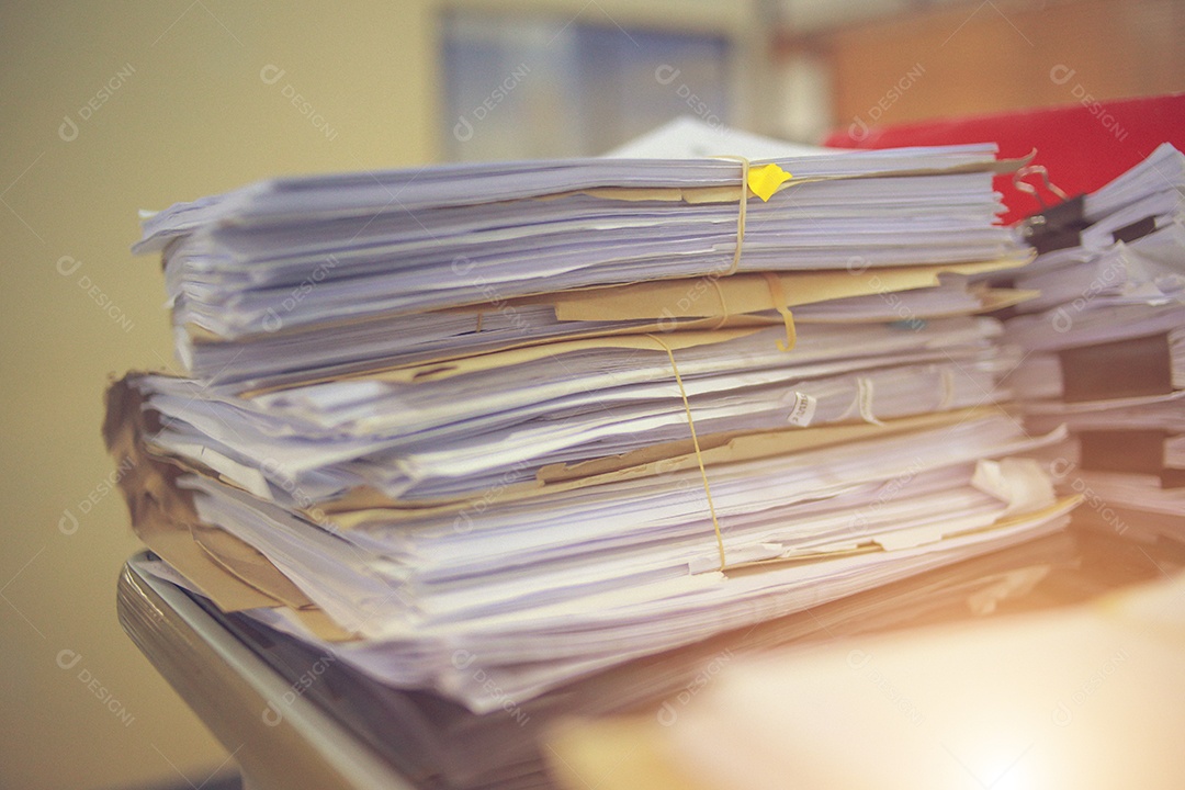 Mesa com uma pilha de papeis e documentos
