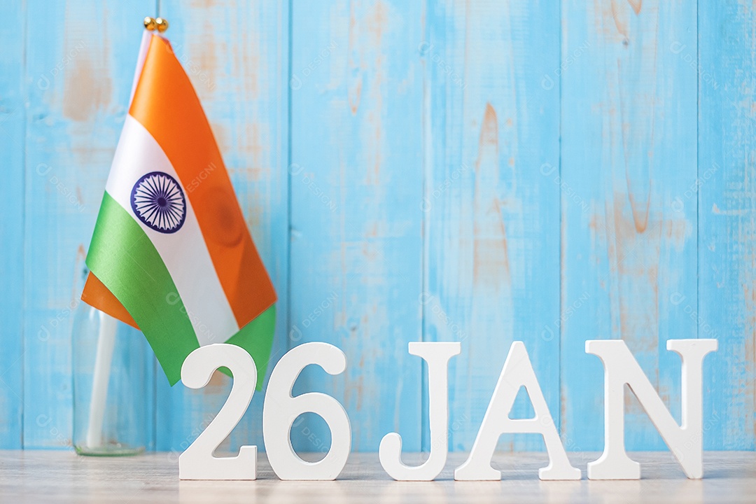 Texto de madeira de 26 de janeiro com bandeiras em miniatura da Índia. Índia