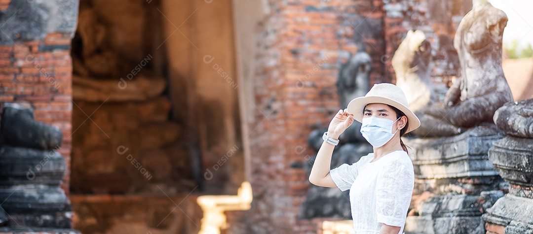 Mulher turista de vestido branco usando máscara cirúrgica, proteger