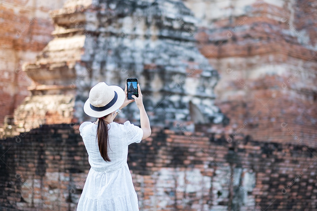 Mulher turista feliz usando máscara cirúrgica e tirando foto