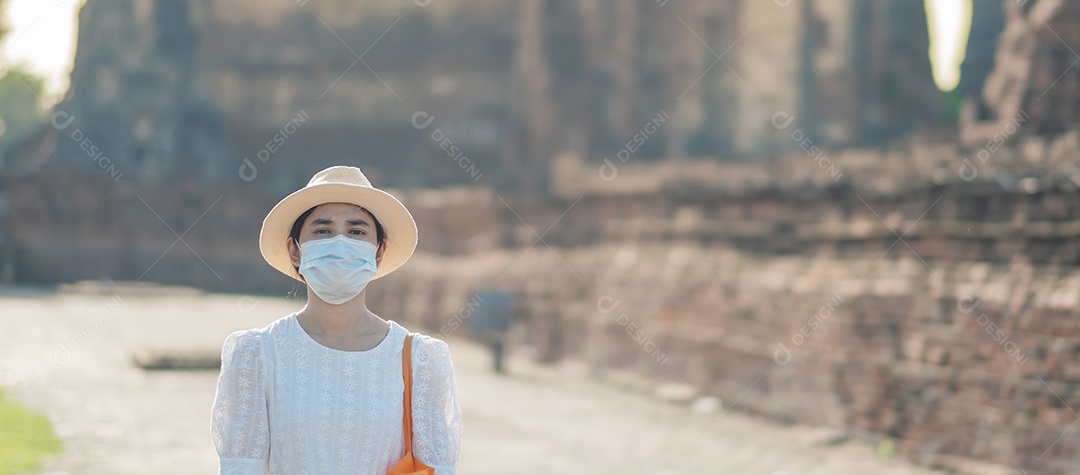 Mulher turista feliz usando máscara cirúrgica e tirando foto