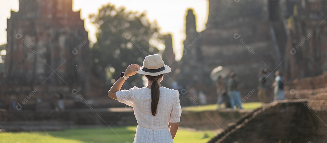Mulher turista de vestido branco usando máscara cirúrgica, proteger