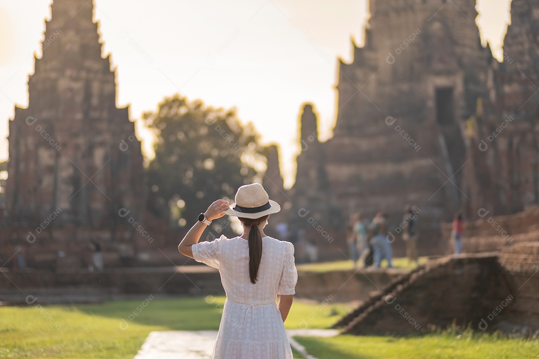 Mulher turista de vestido branco usando máscara cirúrgica, proteger