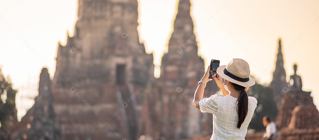 Mulher turista feliz usando máscara cirúrgica e tirando foto