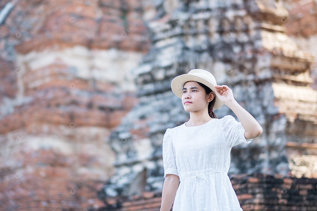 Mulher turista de vestido branco visitando a antiga stupa em Wat Ch