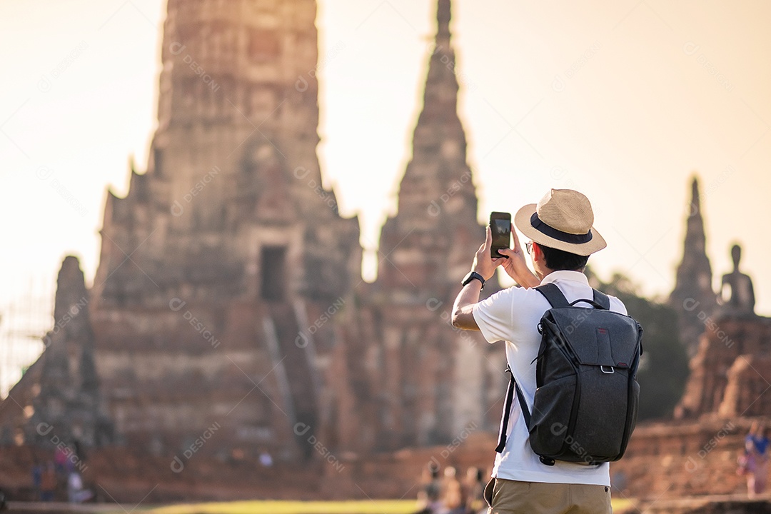 Homem de turista feliz com mochila tirando foto pelo smartphone móvel