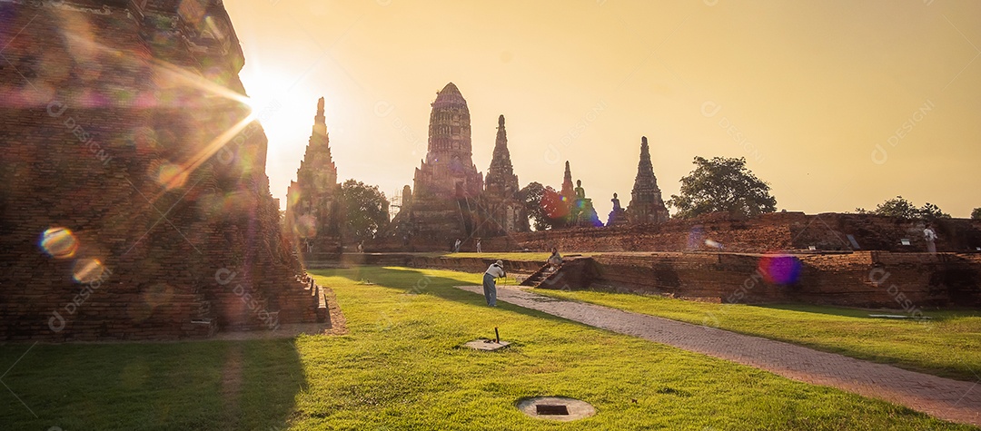 Estupa antiga do belo pôr do sol no templo Wat Chaiwatthanaram