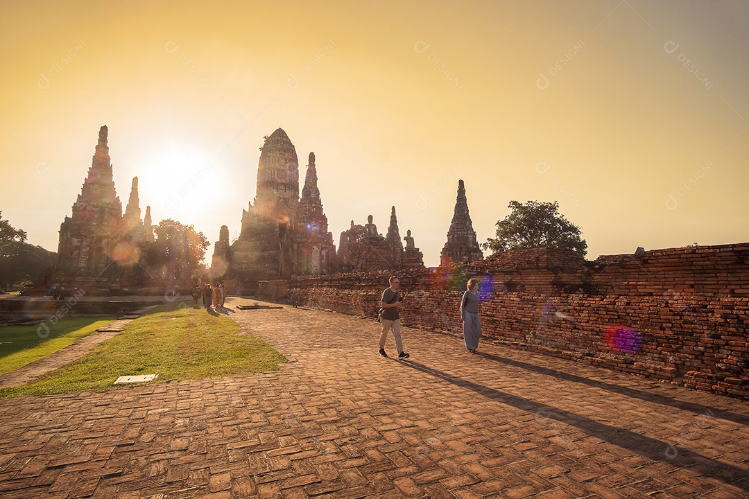 Estupa antiga do belo pôr do sol no templo Wat Chaiwatthanaram