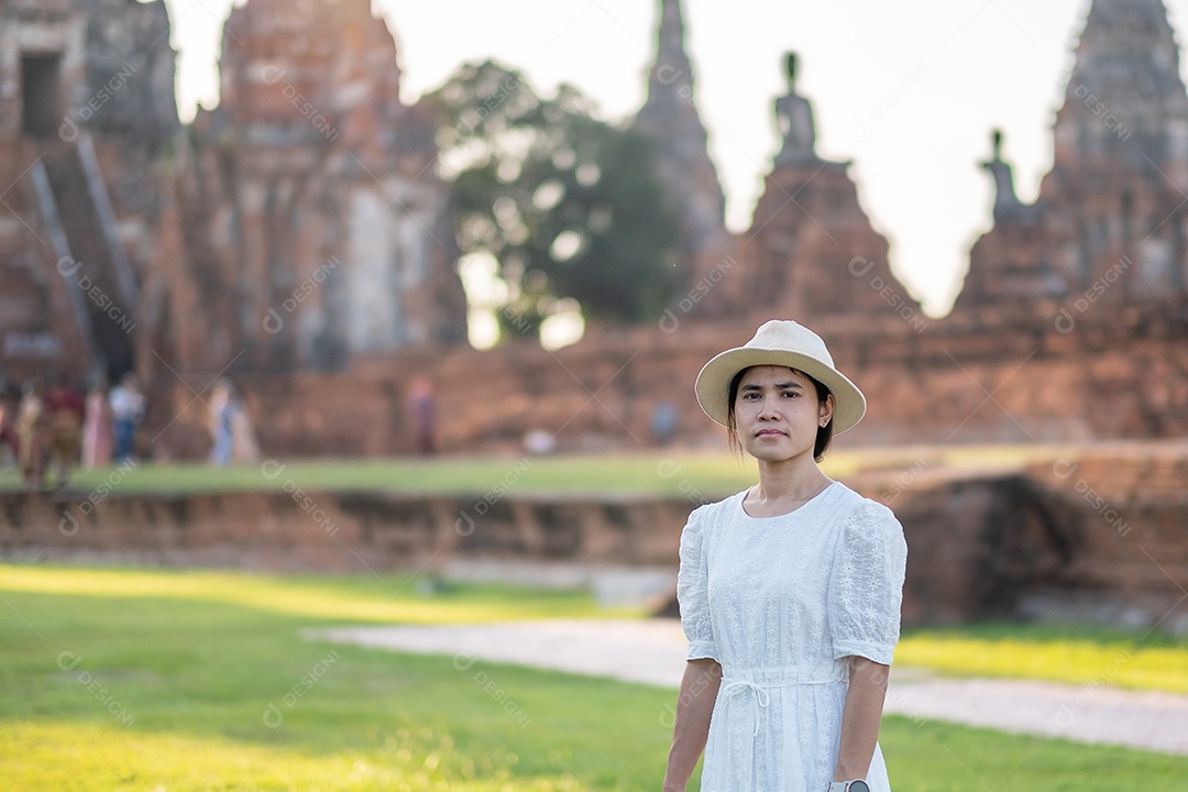Mulher turista de vestido branco visitando a antiga stupa