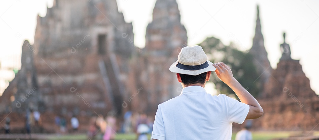 Tourist Man visitando uma antiga stupa em Wat Chaiwatthanaram