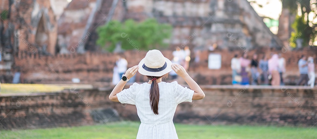 Mulher turista de vestido branco visitando a antiga stupa