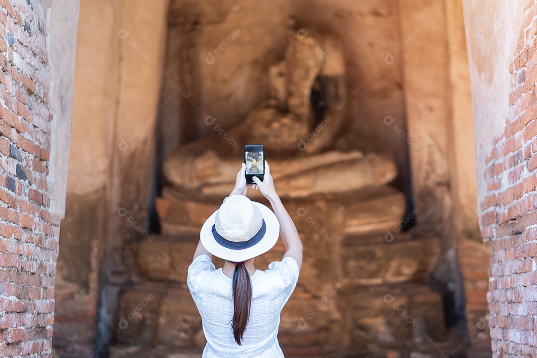 Mulher turista feliz em vestido branco tirando foto pelo smartp móvel