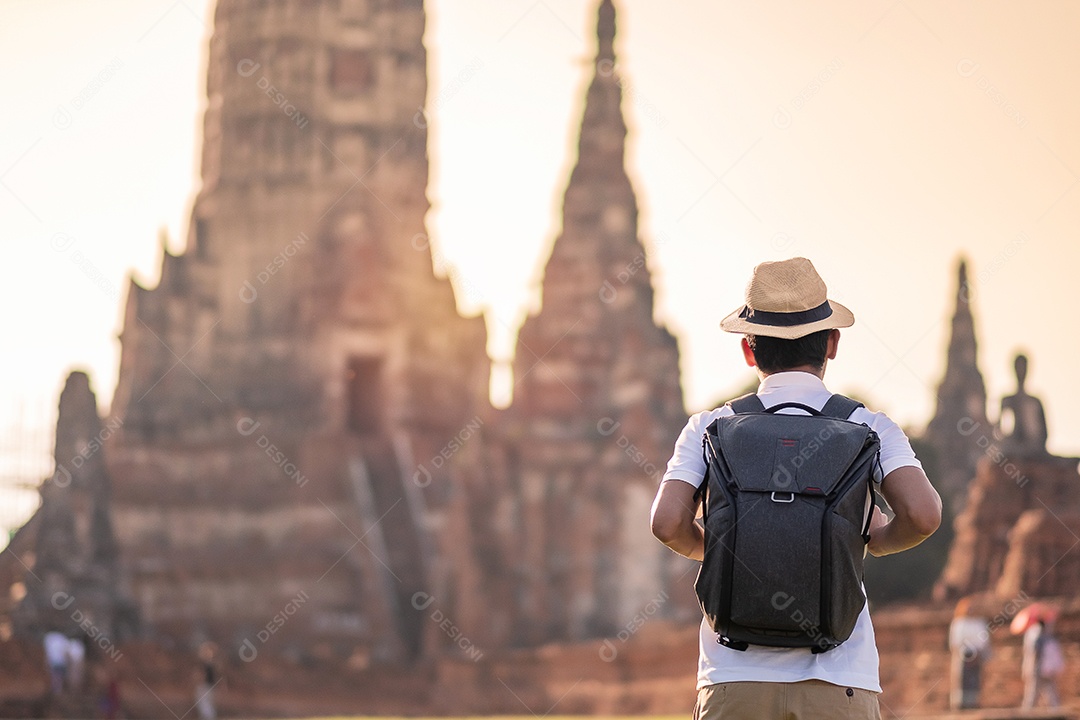 Homem turista com mochila visitando a antiga estupa em Wat Chaiw