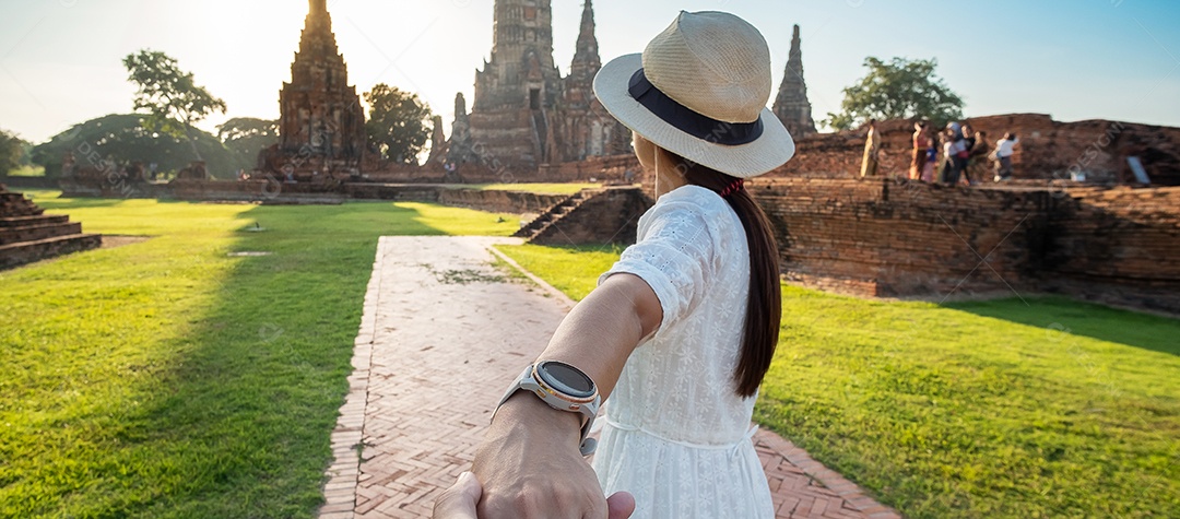 Mulher turista feliz em vestido branco tirando foto pelo smartphone móvel