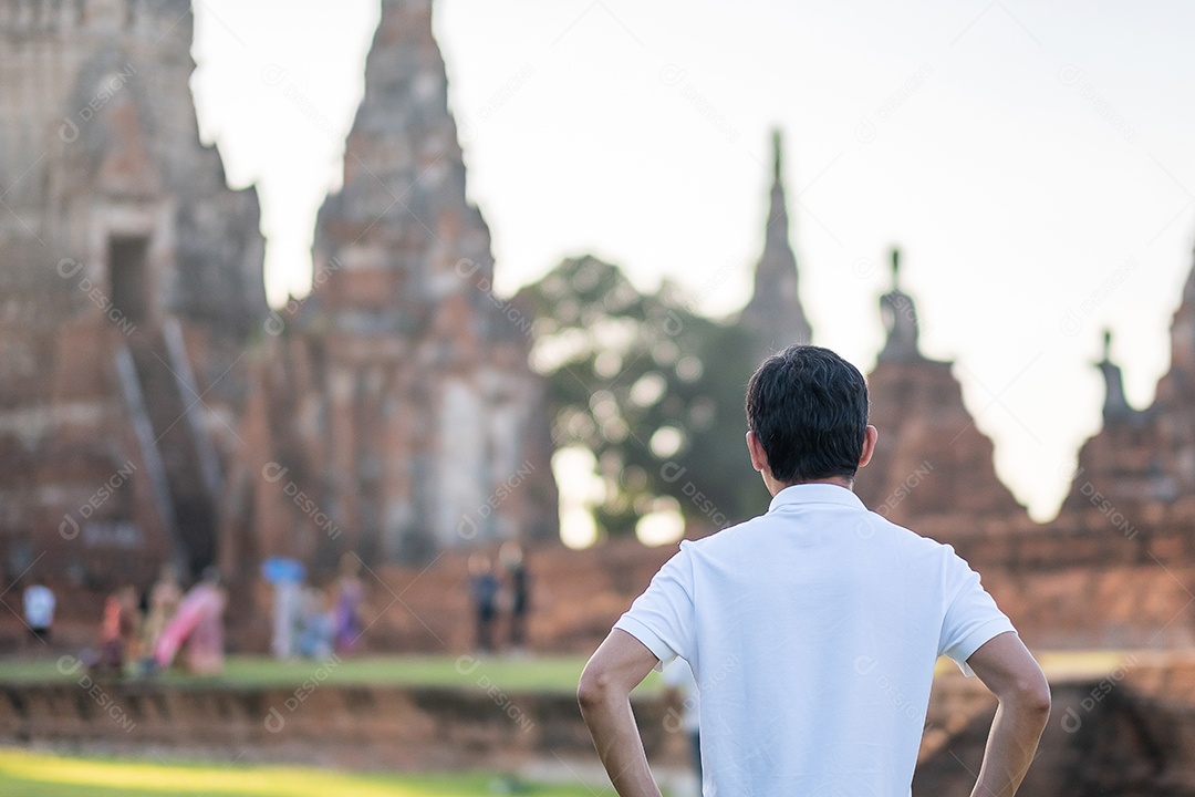 Homem turista visitando a antiga estupa no templo Wat Chaiwatthanaram no Parque Histórico de Ayutthaya