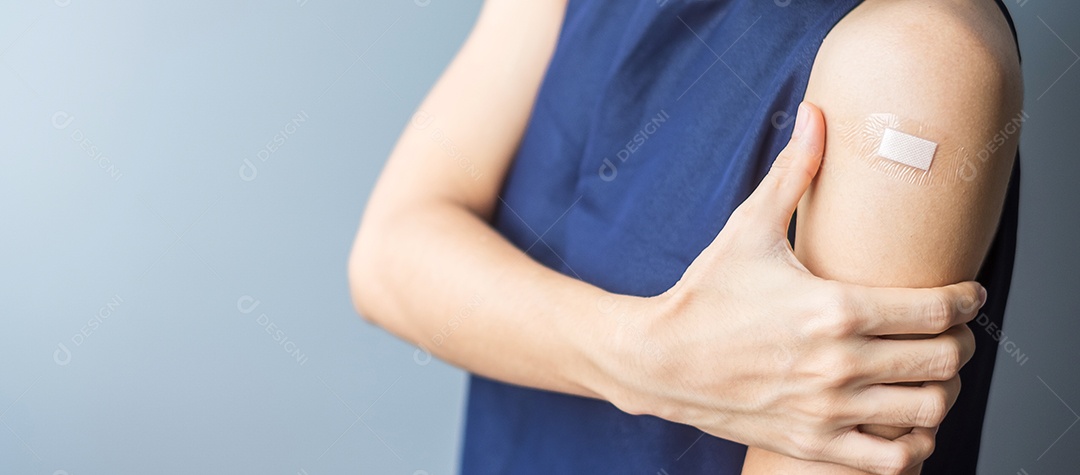 mulher jurada com curativo após receber covid 19