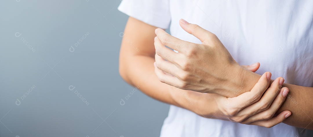 Mulher adulta jovem com sua dor muscular em fundo cinza.