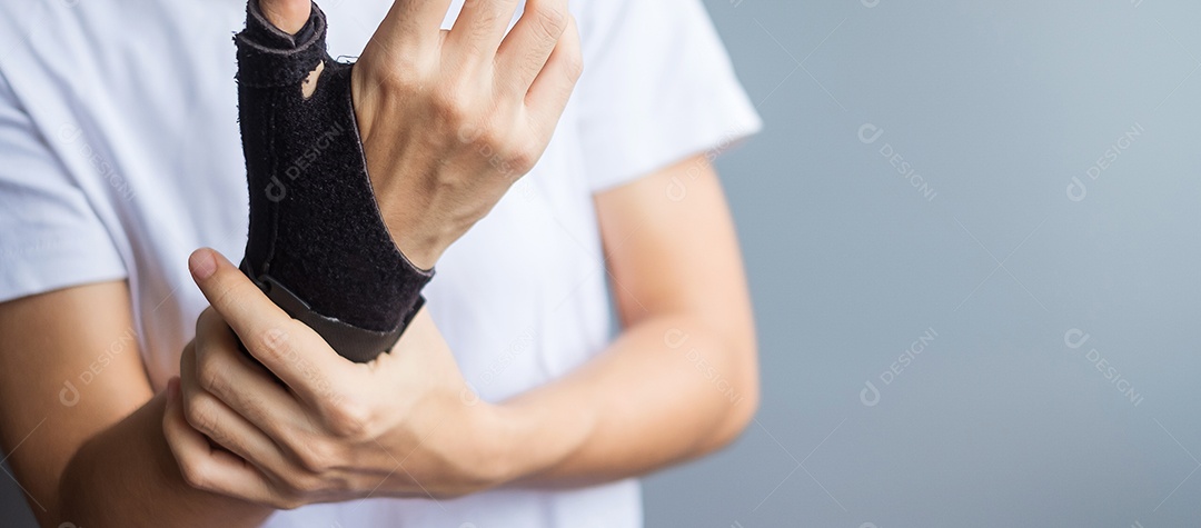 mulher segurando sua dor no pulso porque usando smartphone ou computação