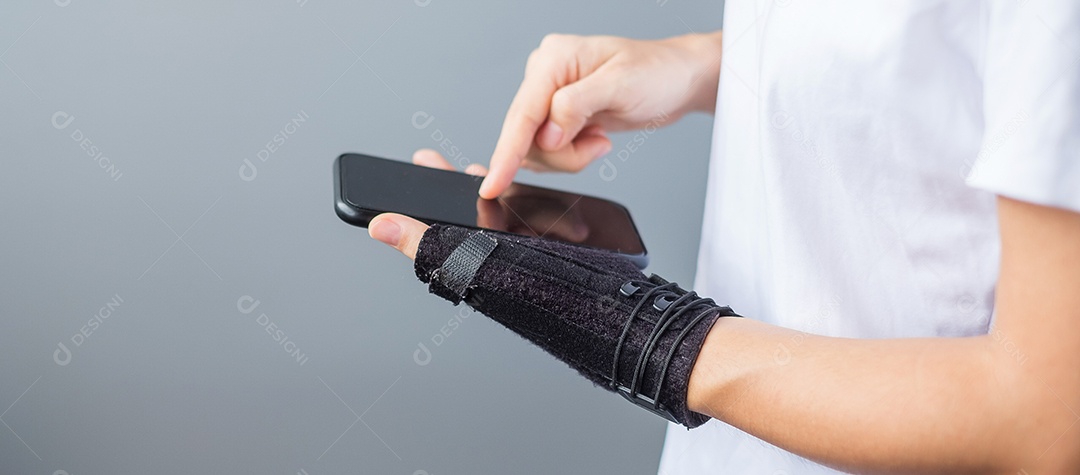 Mulher segurando sua dor no pulso porque usando smartphone há muito tempo. tenossinovite de De Quervain, sintoma de intersecção, síndrome do túnel do carpo ou conceito de síndrome de escritório