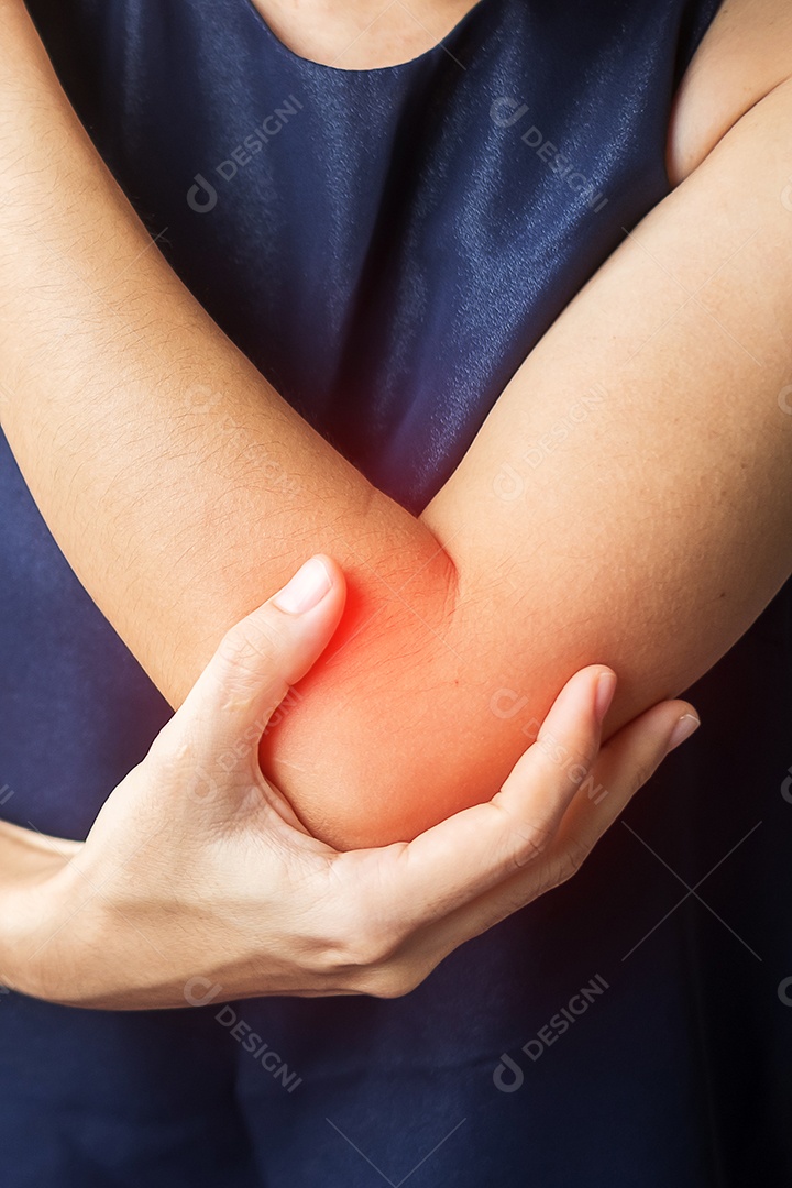 Mulher adulta jovem com sua dor muscular em fundo cinza. Mulher com dor de cotovelo devido a epicondilite lateral ou cotovelo de tenista. lesões e conceito médico