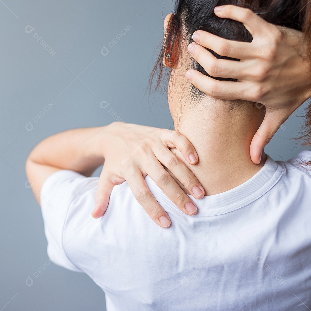 mulher com entorse no pescoço, músculo doloroso durante o excesso de trabalho. Menina