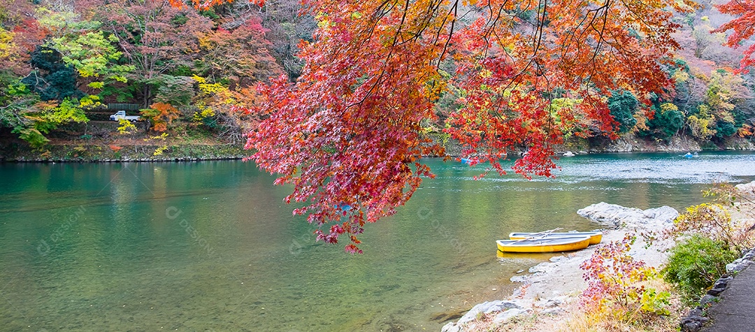 montanhas de folhas coloridas e rio Katsura em Arashiyama, terras