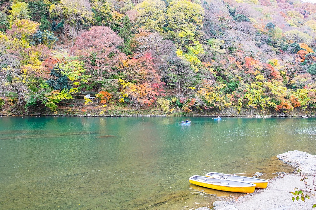 montanhas de folhas coloridas e rio Katsura em Arashiyama, terras