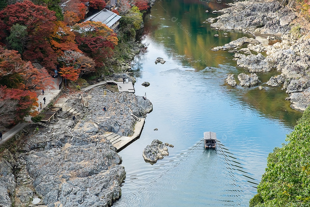 montanhas de folhas coloridas e rio Katsura em Arashiyama, terras