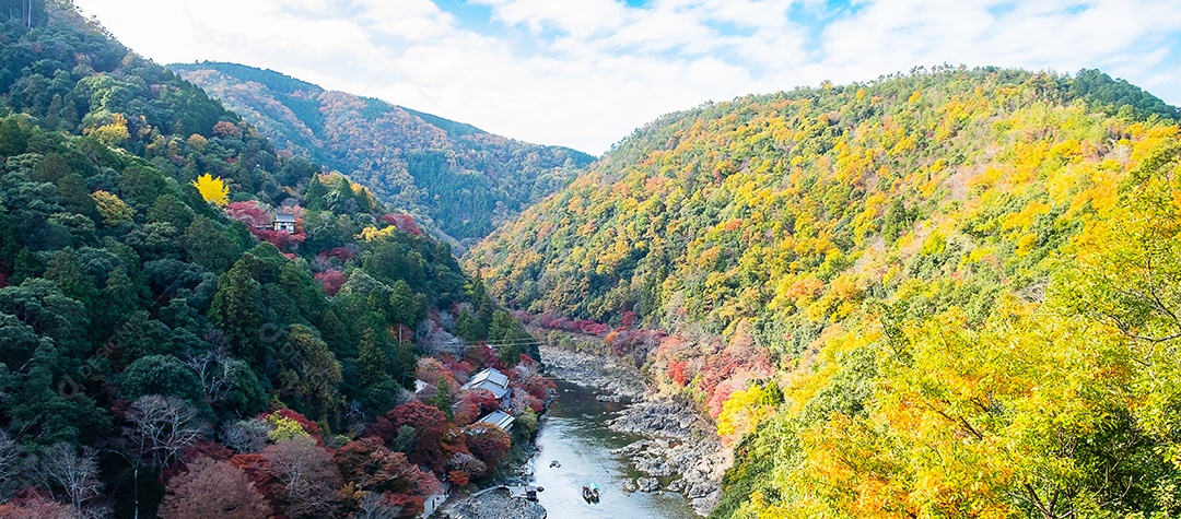 montanhas de folhas coloridas e rio Katsura em Arashiyama, terras