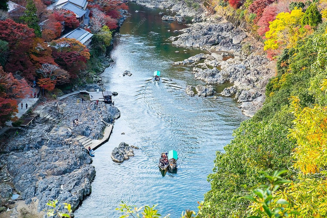 montanhas de folhas coloridas e rio Katsura em Arashiyama, terras