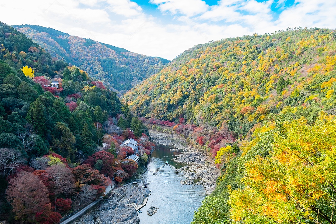 montanhas de folhas coloridas e rio Katsura em Arashiyama, terras