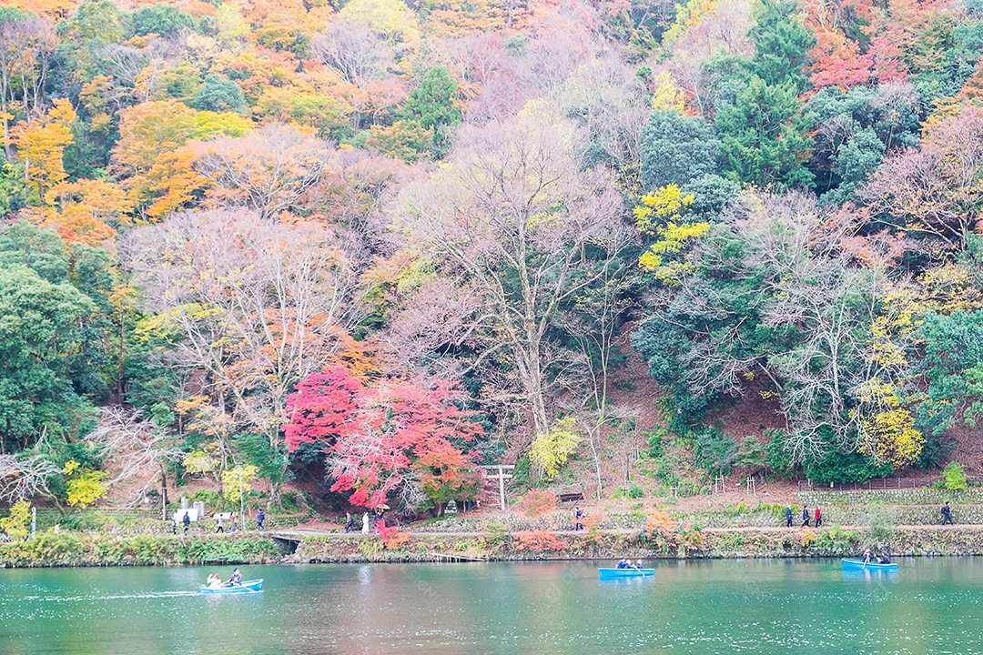 montanhas de folhas coloridas e rio Katsura em Arashiyama, terras