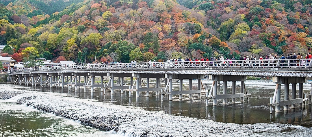 ponte togetsukyo com montanhas de folhas coloridas e riv Katsura