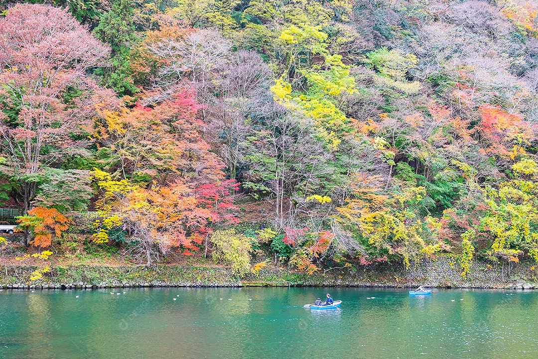 montanhas de folhas coloridas e rio Katsura em Arashiyama, terras