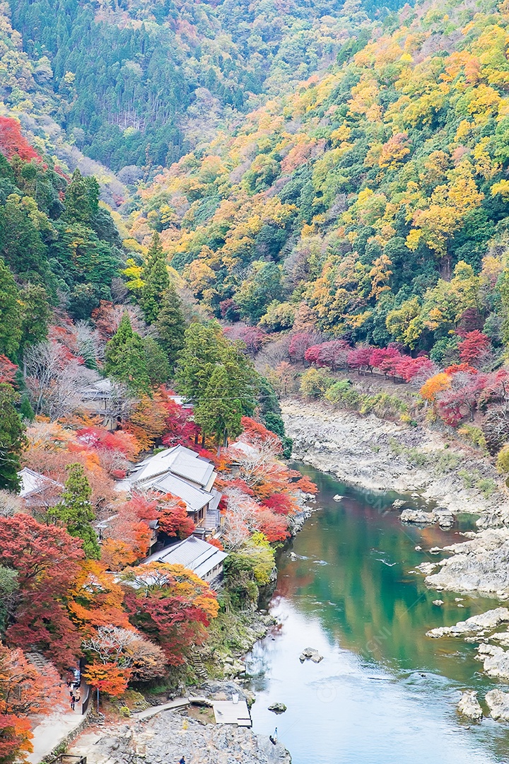 montanhas de folhas coloridas e rio Katsura em Arashiyama, terras