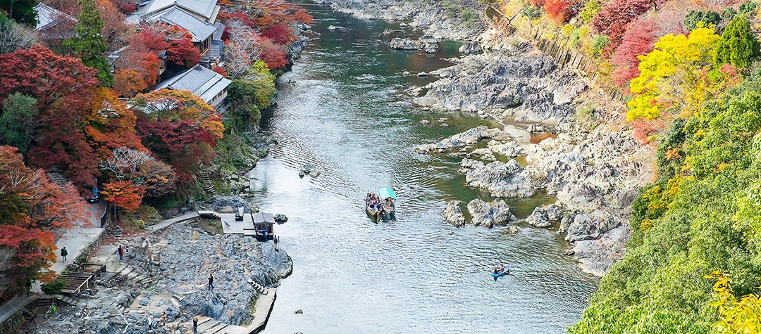 montanhas de folhas coloridas e rio Katsura em Arashiyama, terras