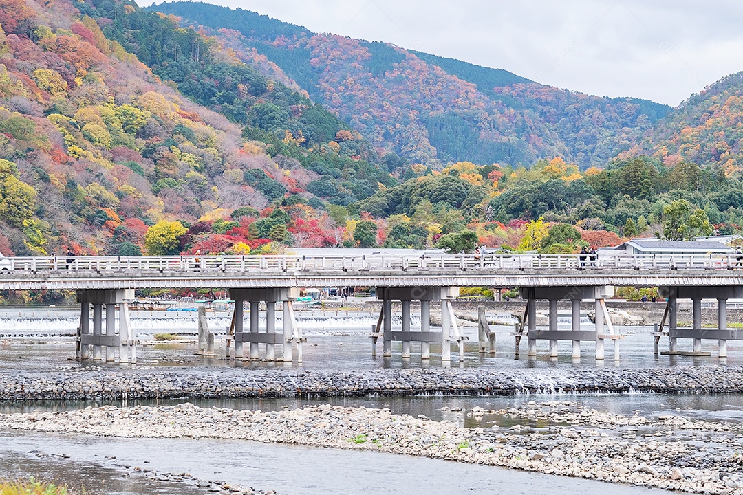 ponte togetsukyo com montanhas de folhas coloridas e riv Katsura