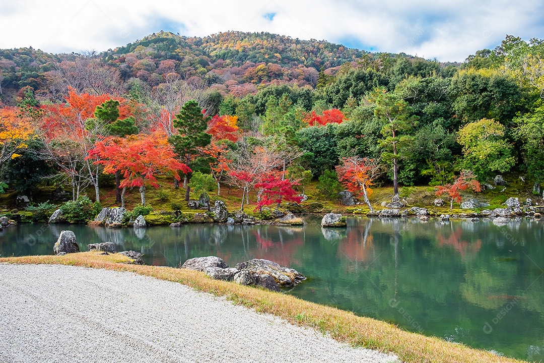 jardim de folhas coloridas e lagoa dentro do templo Tenryuji, marco