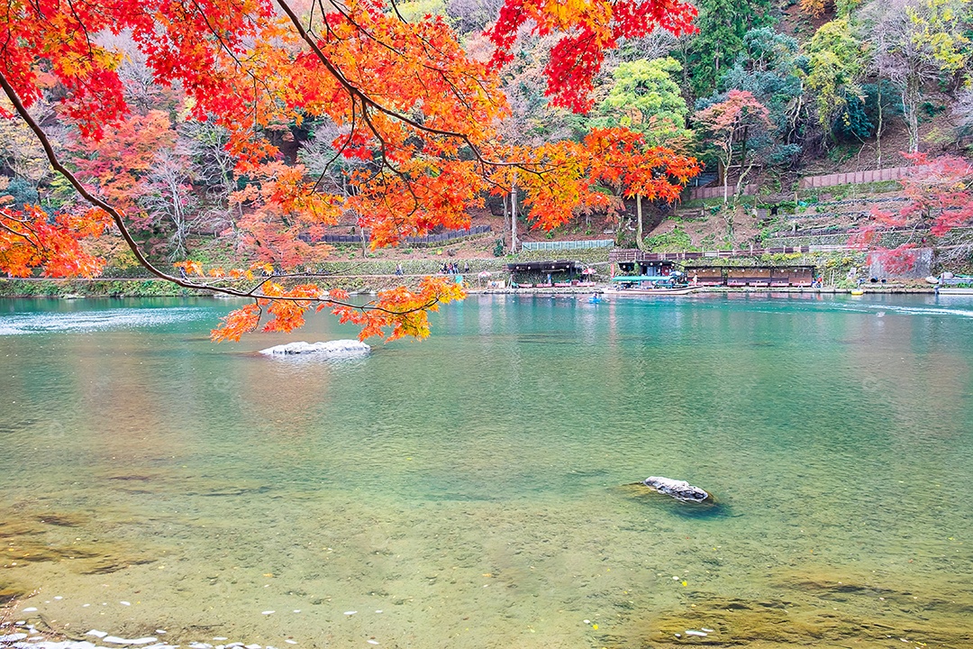 montanhas de folhas coloridas e rio Katsura em Arashiyama, terras